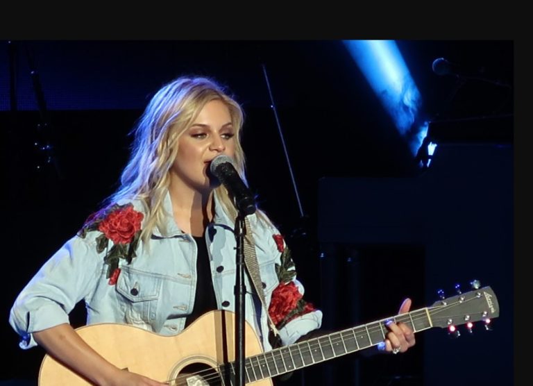 Kelsea Ballerini to Host CMT Awards from Home After Testing Positive for Covid