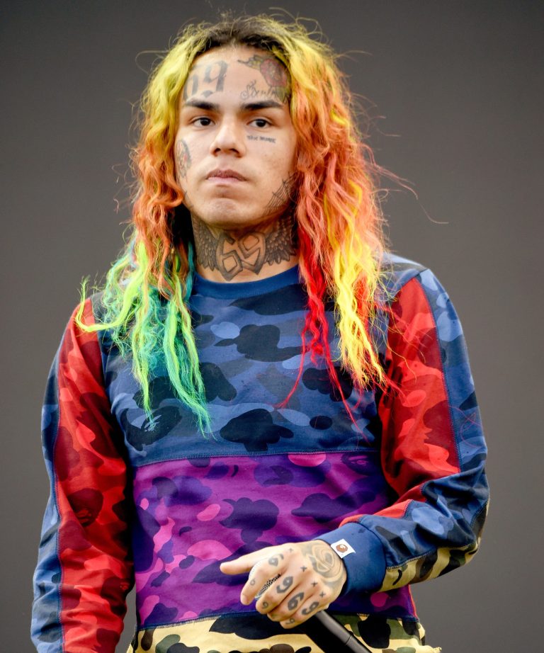 6ix9ine Gives Away $50,000 to a Poor Family in Mexico, Gets Praised