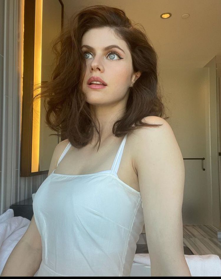 Alexandra Daddario’s New IG Picture is Truly Stunning, Can You Take Your Eyes Off?