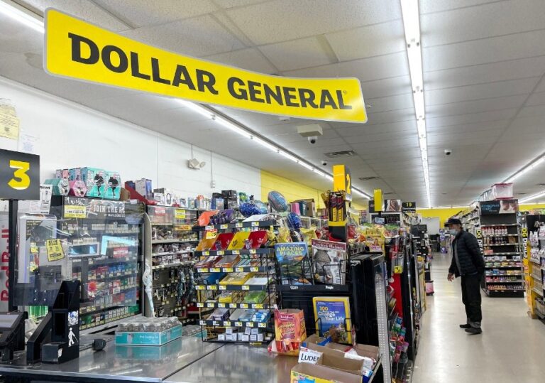 Dollar General Holiday Hours for Christmas and New Year’s Eve 2022