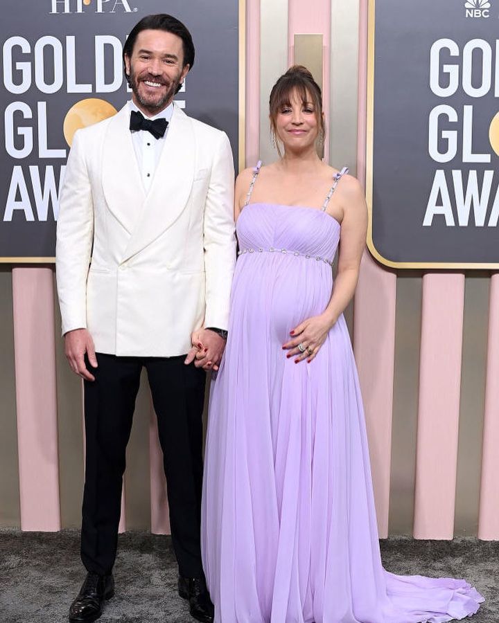 Pregnant Kaley Cuoco Posed With BF Tom Pelphrey At Golden Globes Award